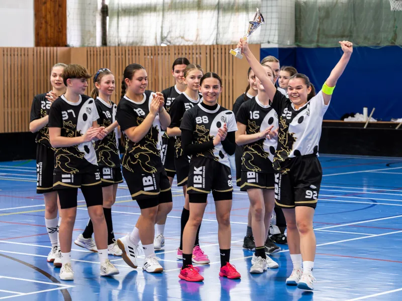 Dívčí florbalový tým s pohárem pro vítěze