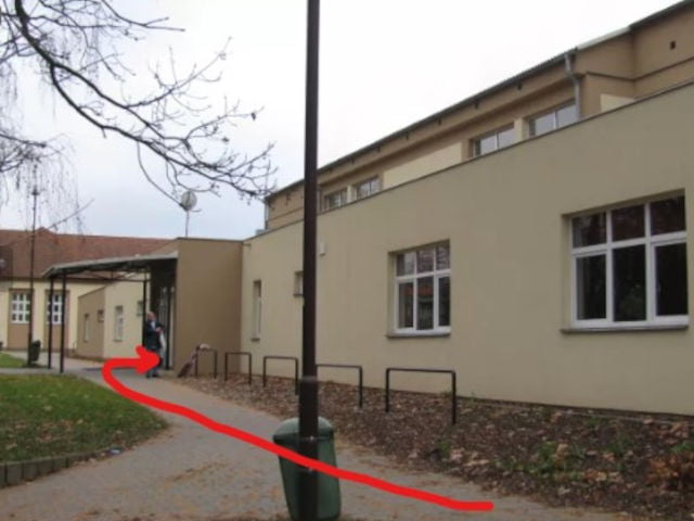 Vchod ke sportovní hale v Předměřicích označený červenou šipkou